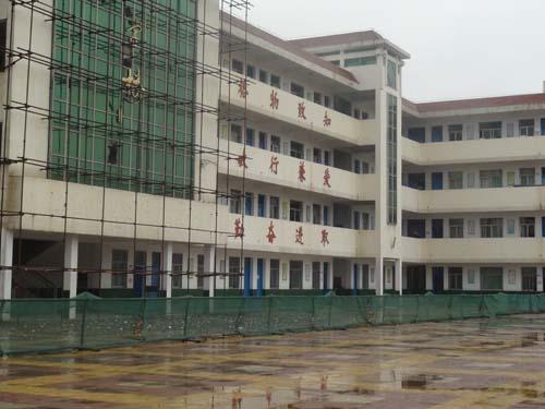 學(xué)?？拐鸺庸? />
</p>
<p>
	  一般校園，都是上世紀(jì)八九十年代的建筑，而這些建筑，都會(huì)存在一些共性問題。例如：
</p>
<p>
	  1）沒有抗震結(jié)構(gòu)，或結(jié)構(gòu)沒有達(dá)到建筑抗震設(shè)計(jì)規(guī)范；
</p>
<p>
	  2）單面走廊砌體較多，砌體結(jié)構(gòu)縱墻承重；
</p>
<p>
	  3）單跨框架結(jié)構(gòu)，兩方向剛度相差較大；
</p>
<p>
	  4）質(zhì)量差，砌筑砂漿標(biāo)號(hào)低。
</p>
<p>
	  通過近些年對(duì)地震的一些研究表明，教學(xué)建筑由于沒有抗震設(shè)防，或雖有抗震設(shè)防但設(shè)計(jì)及施工質(zhì)量不到位，造成許多房屋嚴(yán)重破壞或倒塌。我們一般推薦校園加固的方法有以下幾種：
</p>
<p>
	  1.墻體抗震荷載力較差的墻體，采用加固混凝土板墻的方法，具體到單面板墻還是雙面板墻加固的方法時(shí)，大多取決于學(xué)校和教學(xué)樓的條件限制。
</p>
<p>
	  2.鋼筋網(wǎng)砂漿面層法加固。單面鋼筋網(wǎng)砂漿面層對(duì)砌體強(qiáng)度的提高有限，且加固效果較差，對(duì)于抗震設(shè)防類別為乙類的中小學(xué)校舍，建議采用雙面鋼筋網(wǎng)砂漿面層法加固。
</p>
<p>
	  3.實(shí)際圈梁和構(gòu)造柱布置不符合《建筑抗震鑒定標(biāo)準(zhǔn)》(GB50023—2009)要求，可采用外對(duì)外圈梁和柱增加植筋的加固方法，也就是植筋膠加固方法。此方法注意選用不含乙二胺的抗?jié)駸崂匣?0年以上的環(huán)氧植筋膠（推薦南京曼卡特科技的MT-500植筋膠），不能采用不飽和樹脂植筋膠。
</p>
<p>
	  4.對(duì)于獨(dú)立磚柱，當(dāng)其截面尺寸較小時(shí)，可采用<a href=