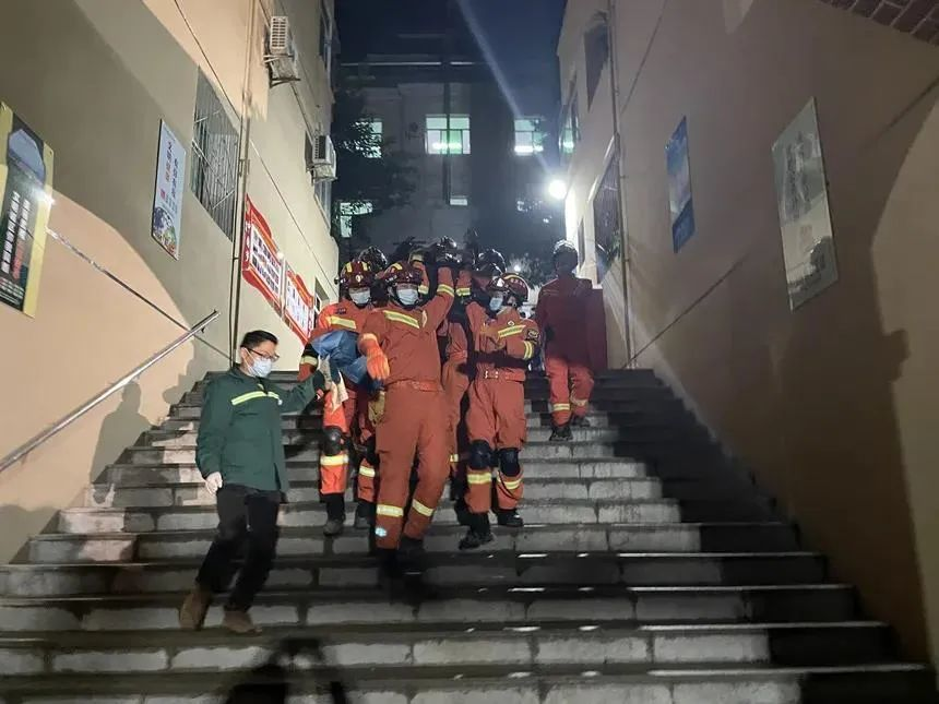碳纖維布加固｜重慶某食堂發(fā)生坍塌事故致10人受傷！