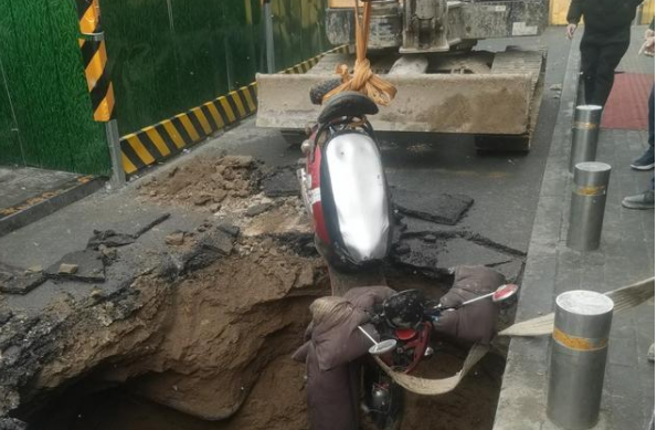植筋加固｜鄭州某地道路突然塌陷一對母女掉入坑內(nèi)！